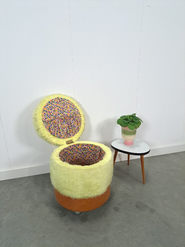 Gele fluffy poef, opbergkruk, wasmand op wielen vintage, Huis en Inrichting, Banken | Voetenbanken en Poefen, Minder dan 50 cm