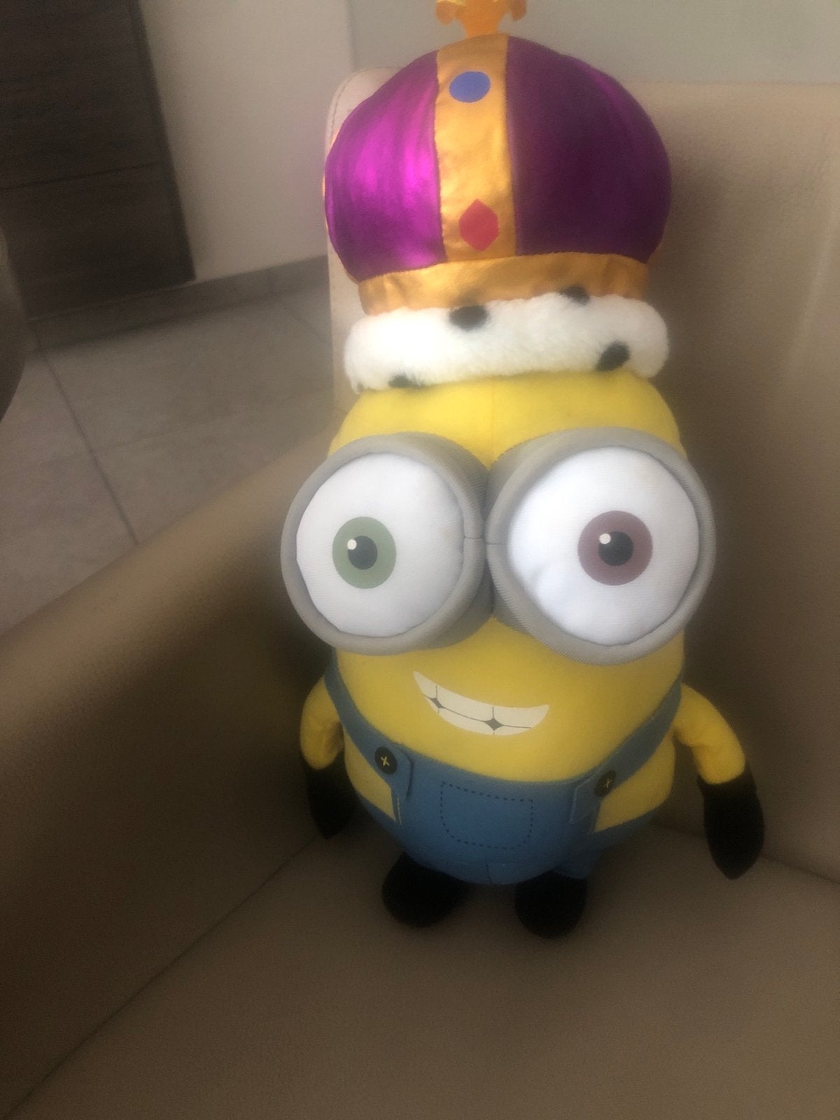 Minion knuffel met kroon - Zo goed als nieuw, Overige merken, Overige typen, Ophalen of Verzenden, Zo goed als nieuw