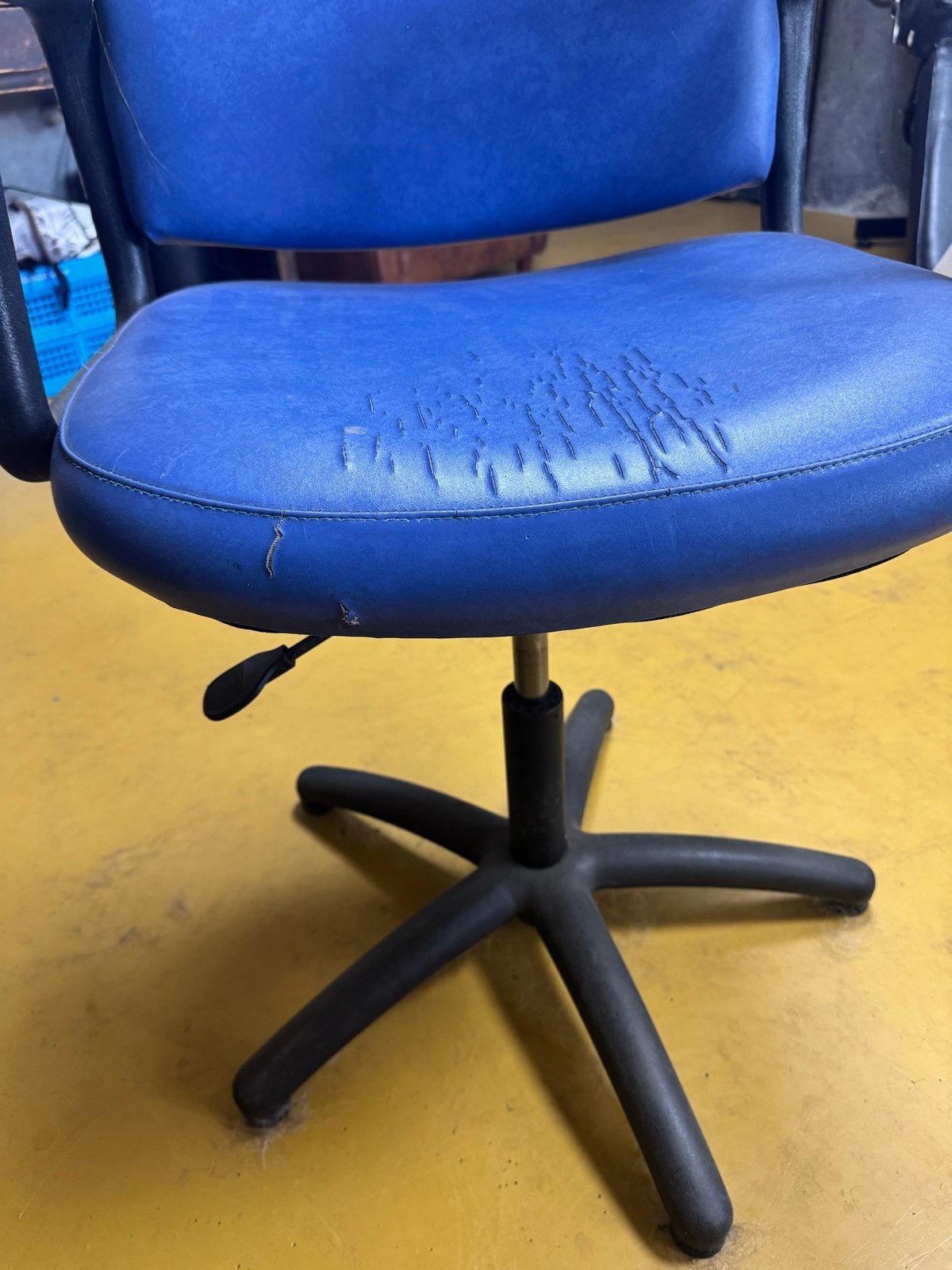 Gebruikte kappersstoel, draaibaar, Ophalen, Kunststof, Gebruikt, Blauw