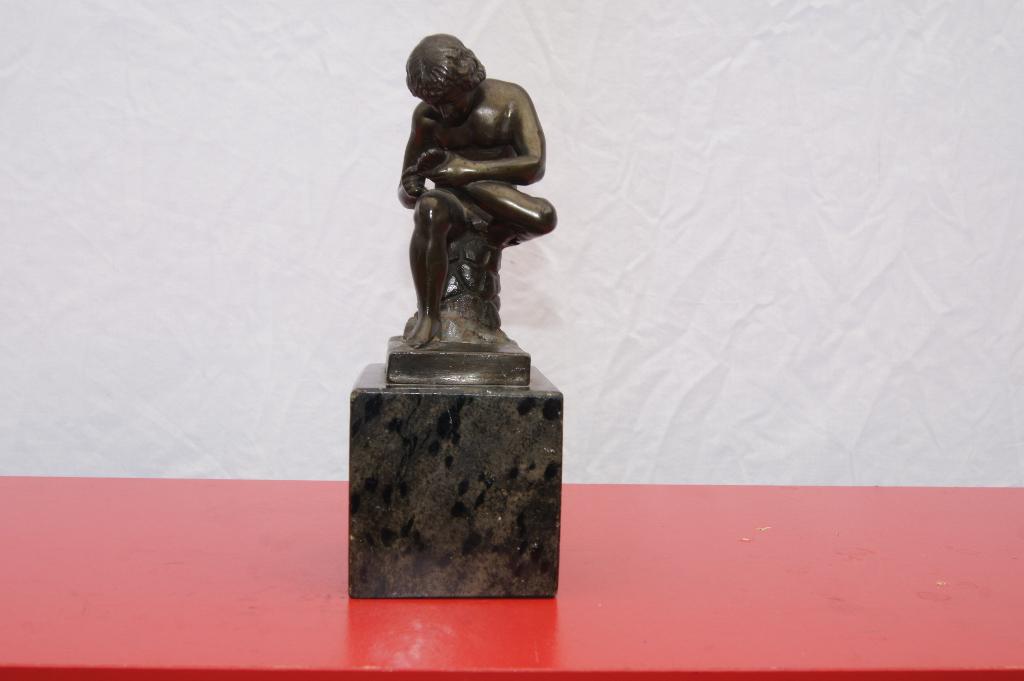 Jongen met een doorn in zijn voet, Ophalen of Verzenden, Op sokkel, Brons, Beeld