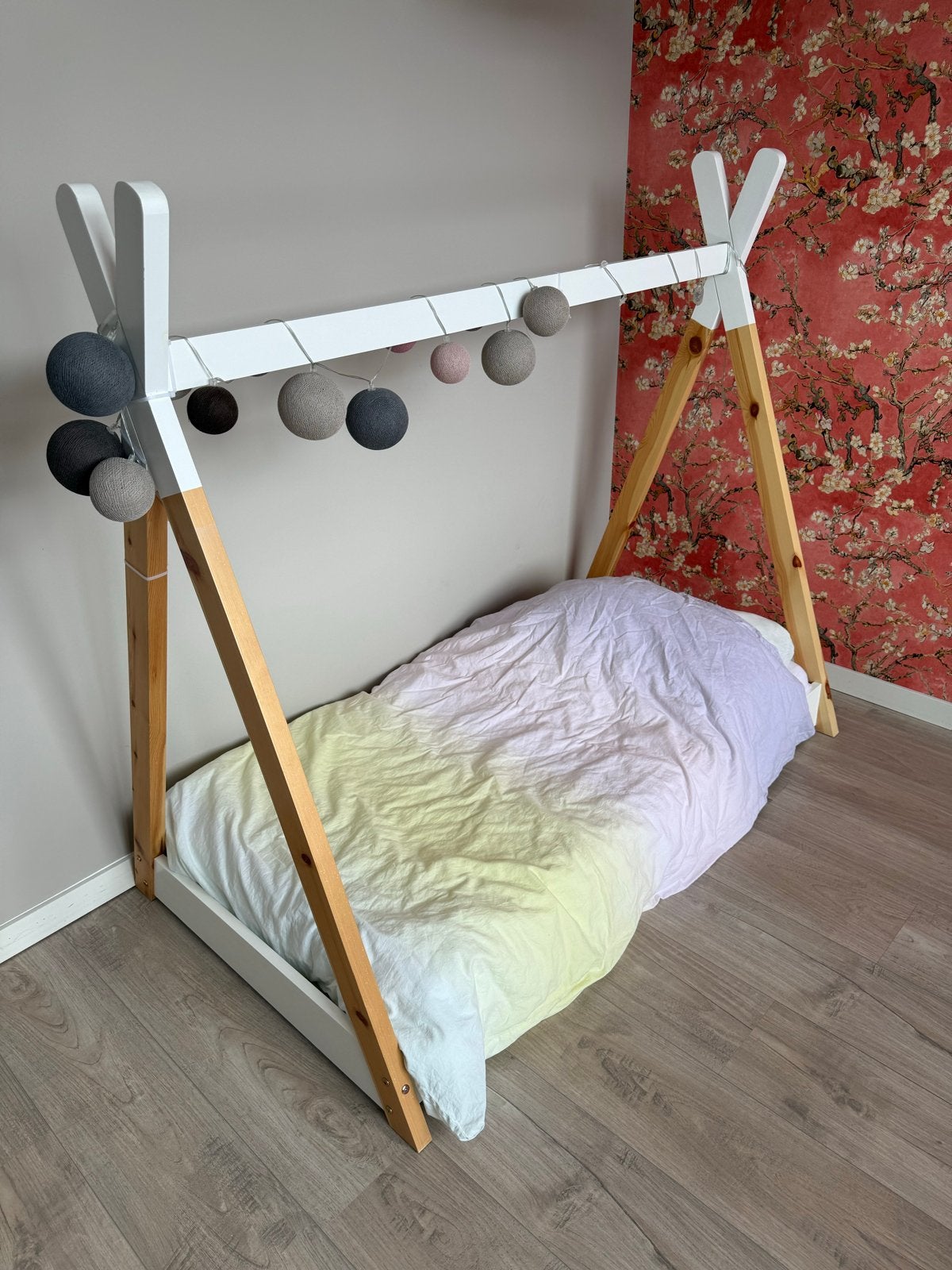 Leuk Tipi Peuterbed - Hout en Wit nieuwstaat montessori, Gebruikt, Wit, Hout, Eenpersoons