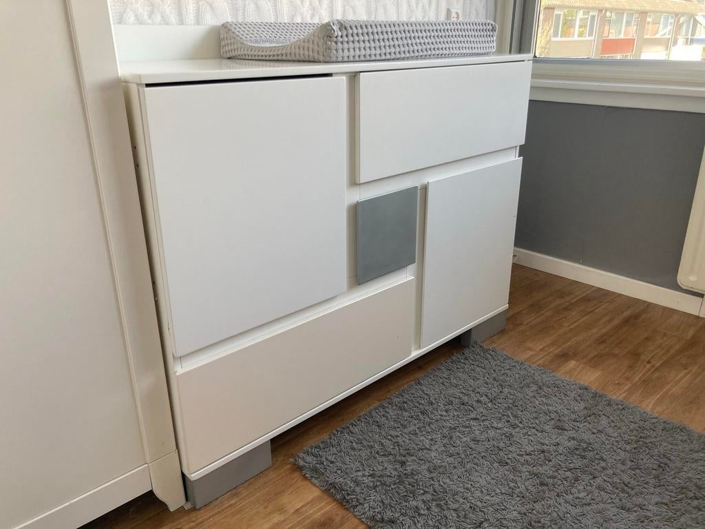 Ledikant en commode, Kinderen en Baby's, Kinderkamer | Bedden, Gebruikt, Minder dan 140 cm, 70 tot 85 cm, Lattenbodem, Ophalen