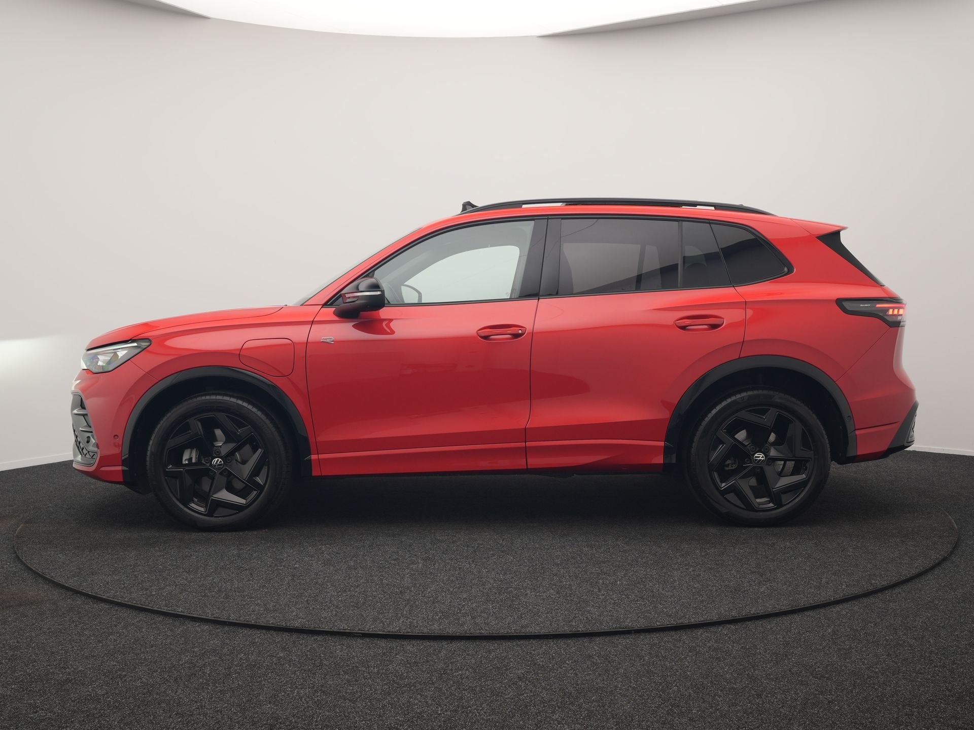 Volkswagen Tiguan 1.5 eHybrid R-Line Edition PHEV 204pk Deal, Zwart, Plug-in hybride, Bedrijf, SUV of Terreinwagen