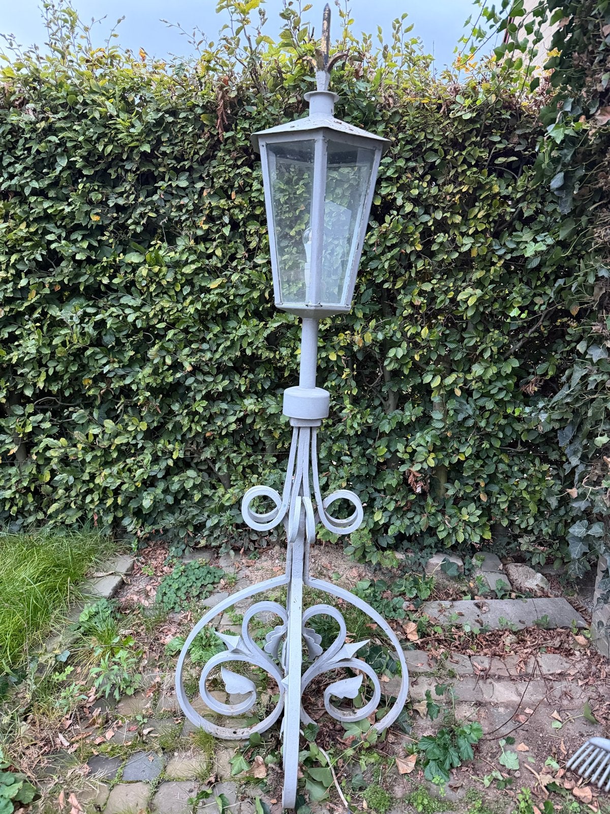 Antieke buitenlamp op voet - Smeedijzeren lantaarn, Ophalen