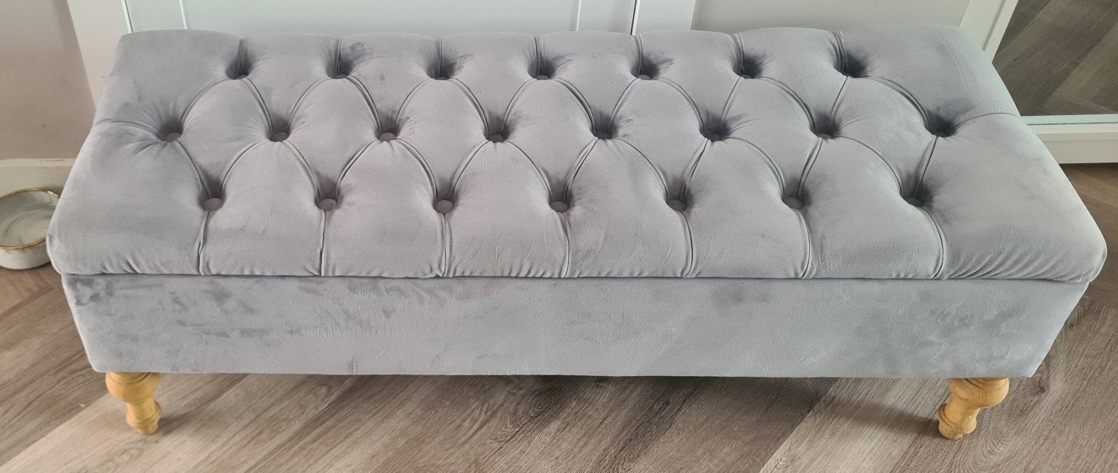 Grijze fluwelen opbergbank met wieltjes, Huis en Inrichting, Banken | Voetenbanken en Poefen, Ophalen, Gebruikt, Minder dan 50 cm