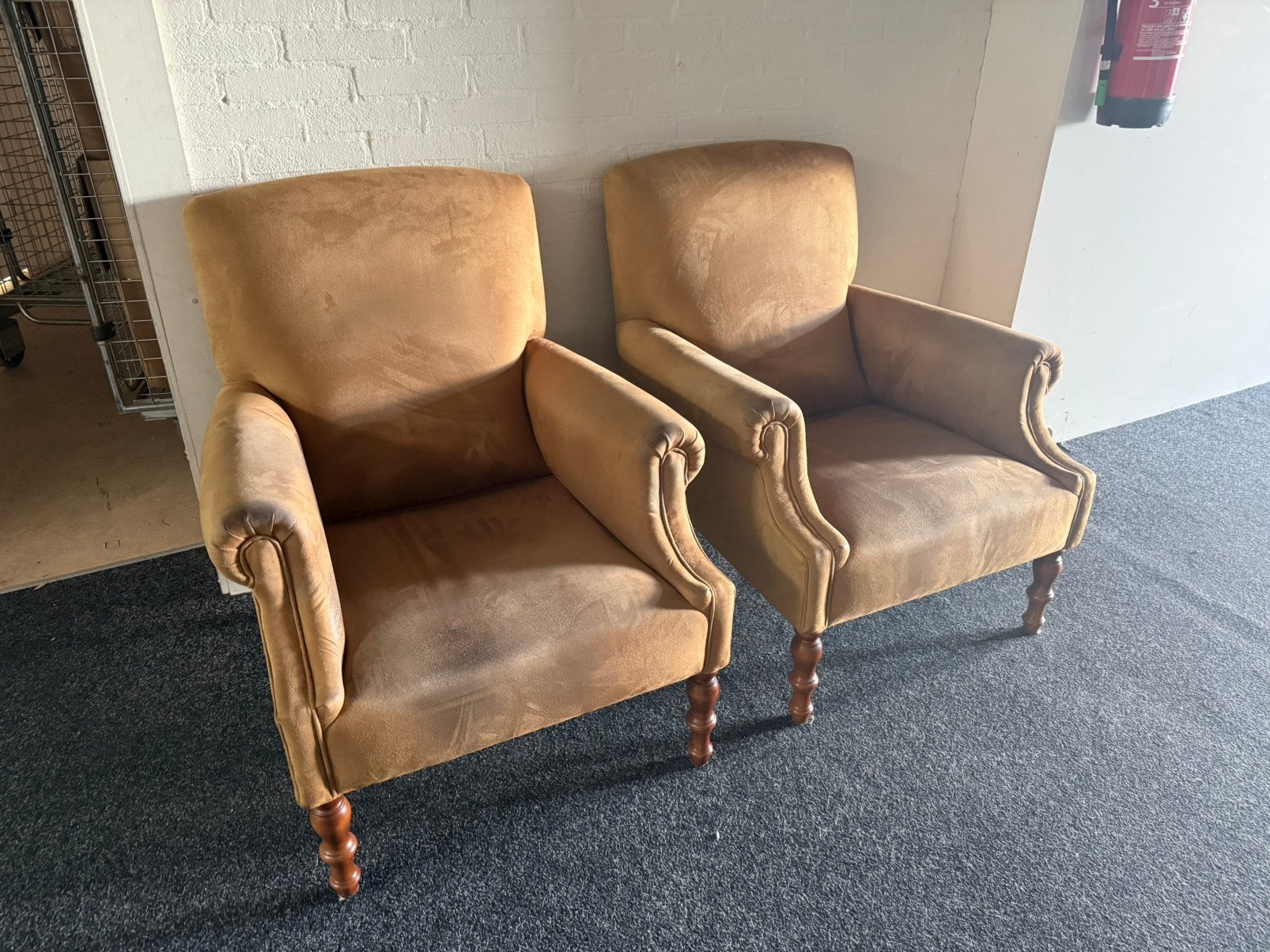 Klassieke fauteuil - stof beige met houten poten, Ophalen, 75 tot 100 cm, Zo goed als nieuw, Stof