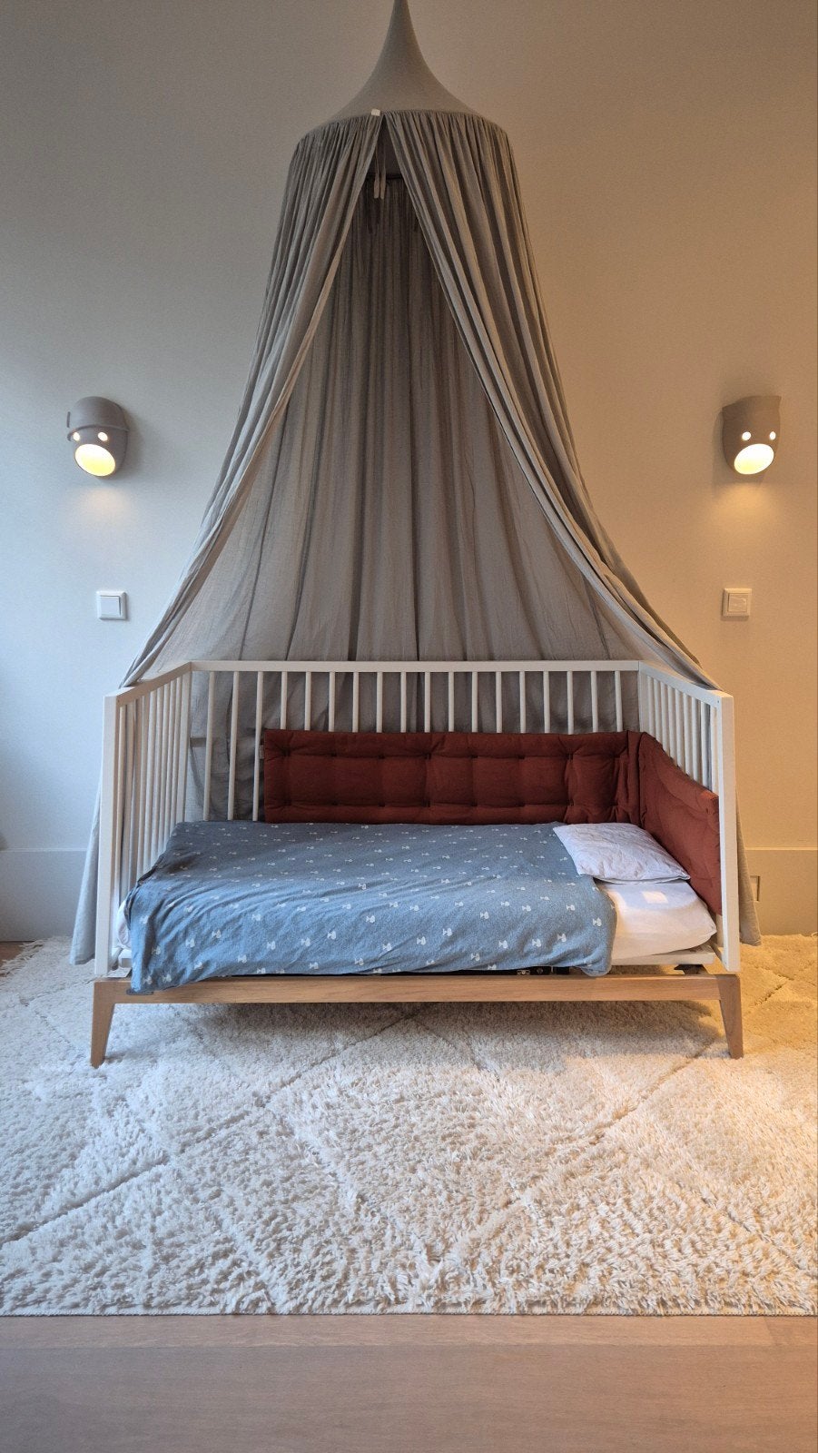 Leander Luna babybed 70x140cm met matras, hekje & canopy, Kinderen en Baby's, Kinderkamer | Bedden, 70 tot 85 cm, Zo goed als nieuw