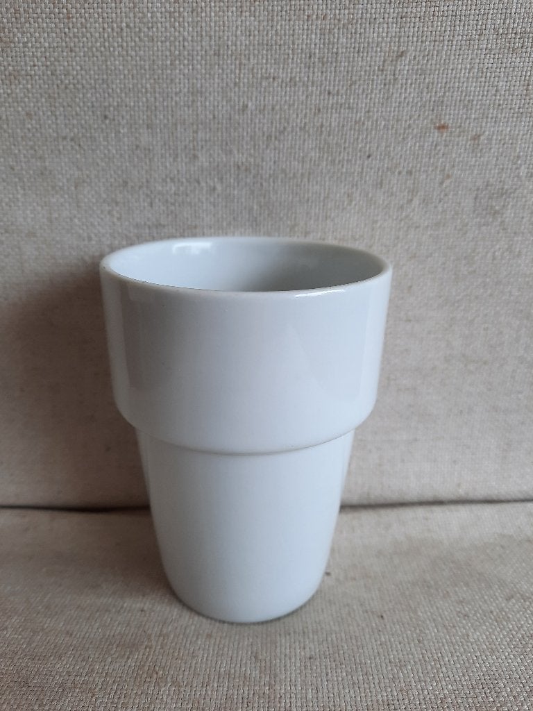 Melkbeker wit aardewerk, Ophalen of Verzenden, Aardewerk, Overige stijlen, Schaal of Schalen