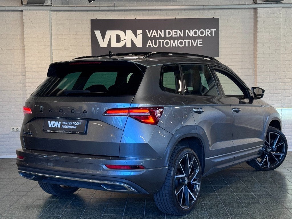 Skoda KAROQ 1.5 TSI Sportline Business Pano DCC Trekhaak ACC, Automaat, 4 cilinders, Karoq, Bedrijf