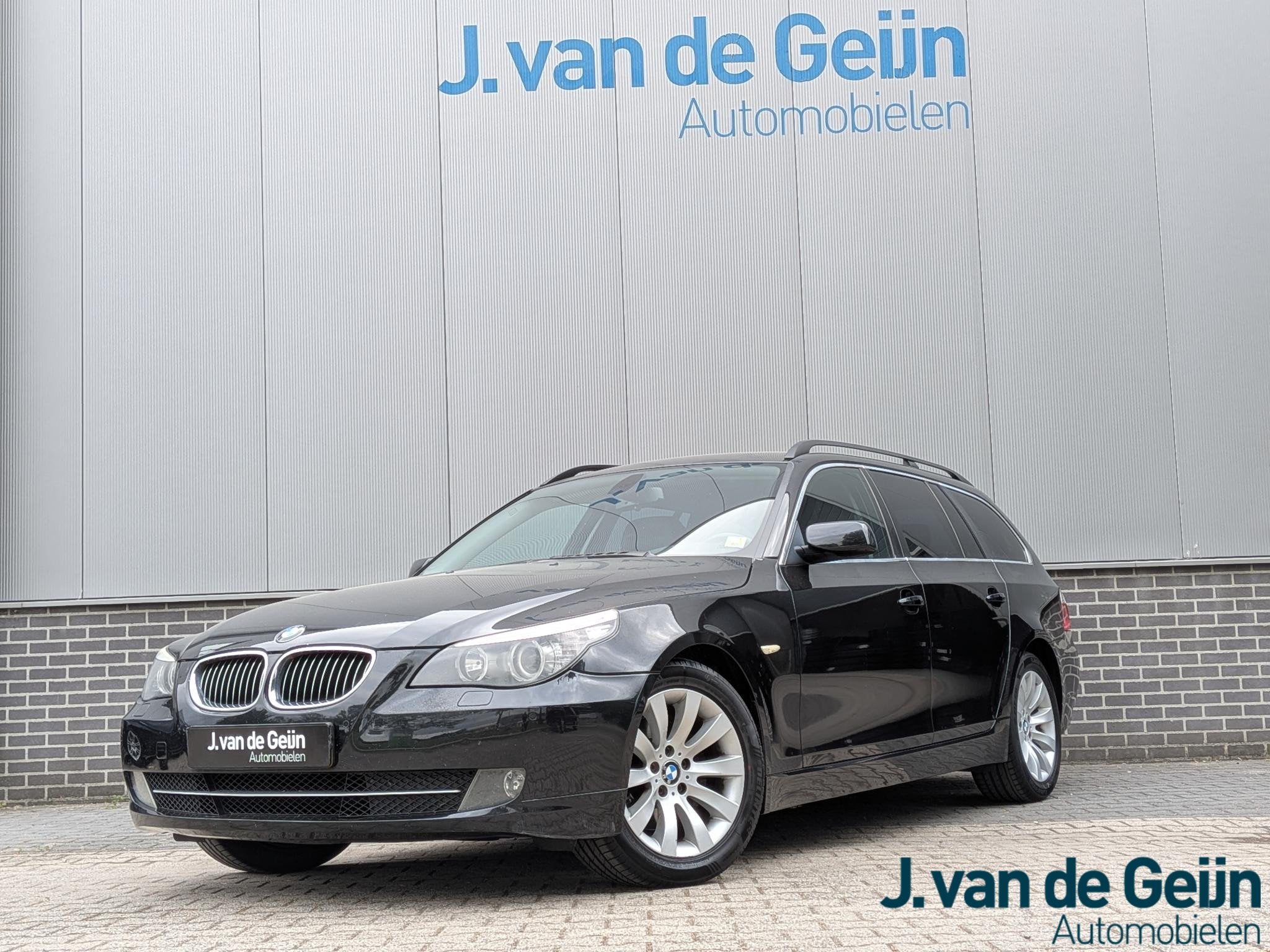 BMW 5-serie Touring 523i Business Line Edition I | Leer | NL, Auto's, Achterwielaandrijving, Zwart, Zwart, 93 €/maand