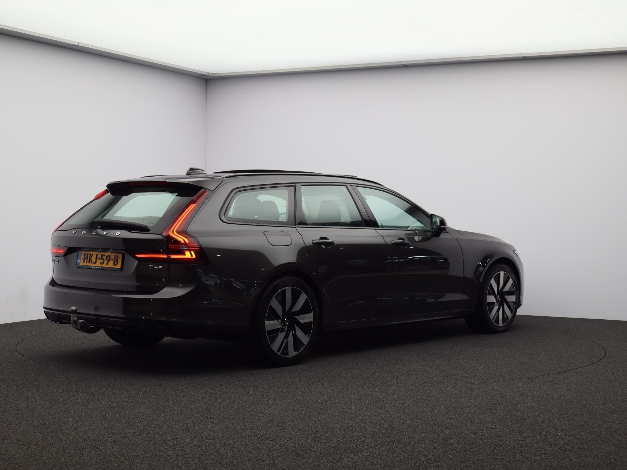 Volvo V90 T8 AWD Plug-in hybrid Ultra Dark / Trekhaak / Pan., 4 cilinders, 180 min, Hybride Elektrisch/Benzine, Verwarmde buitenspiegels