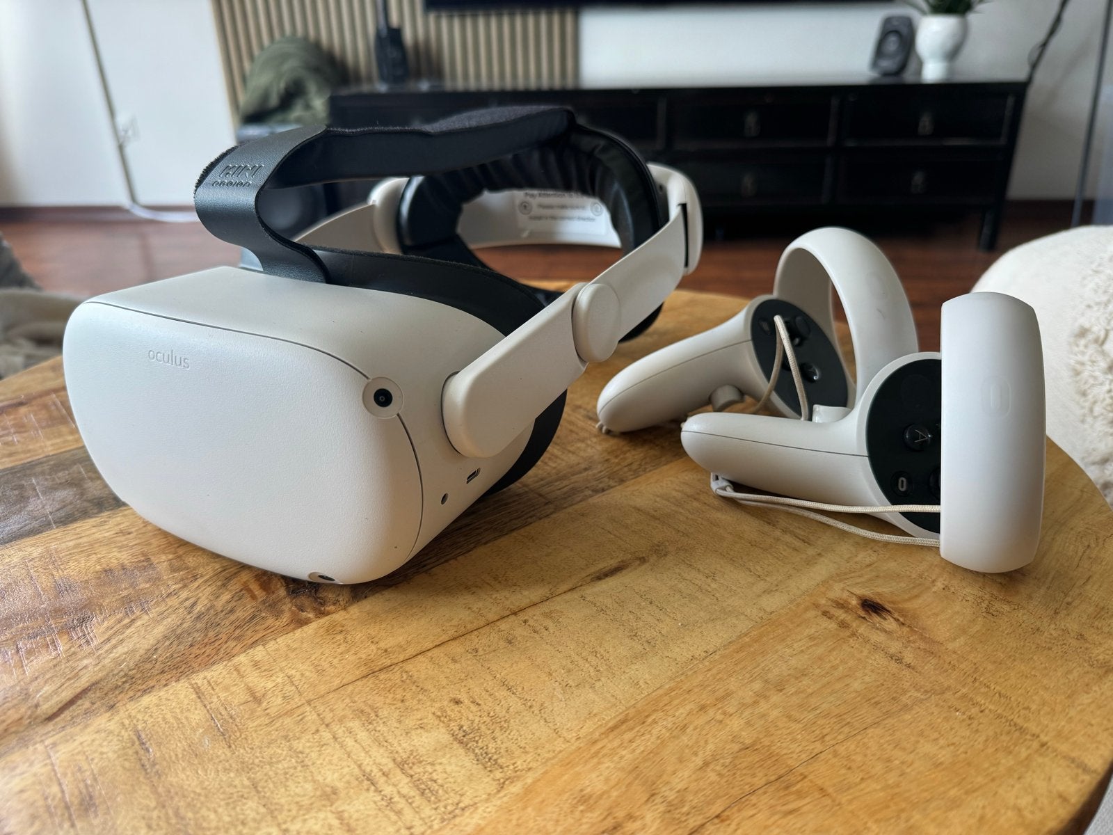 Oculus Quest 2 VR-bril met controllers en accessoires, Spelcomputers en Games, Virtual Reality, Ophalen, Gebruikt, VR-bril, Overige platformen