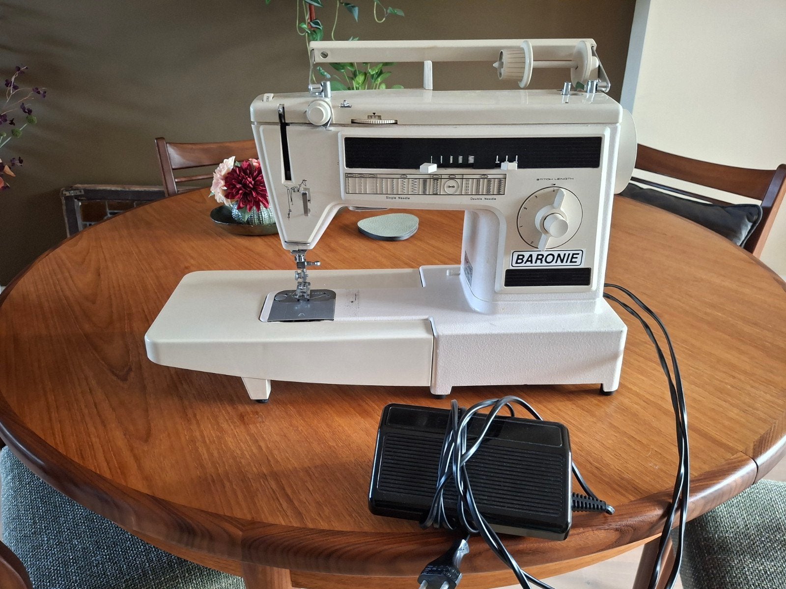 Baronie naaimachine, Hobby en Vrije tijd, Ophalen, Gebruikt, Naaimachine, Overige merken
