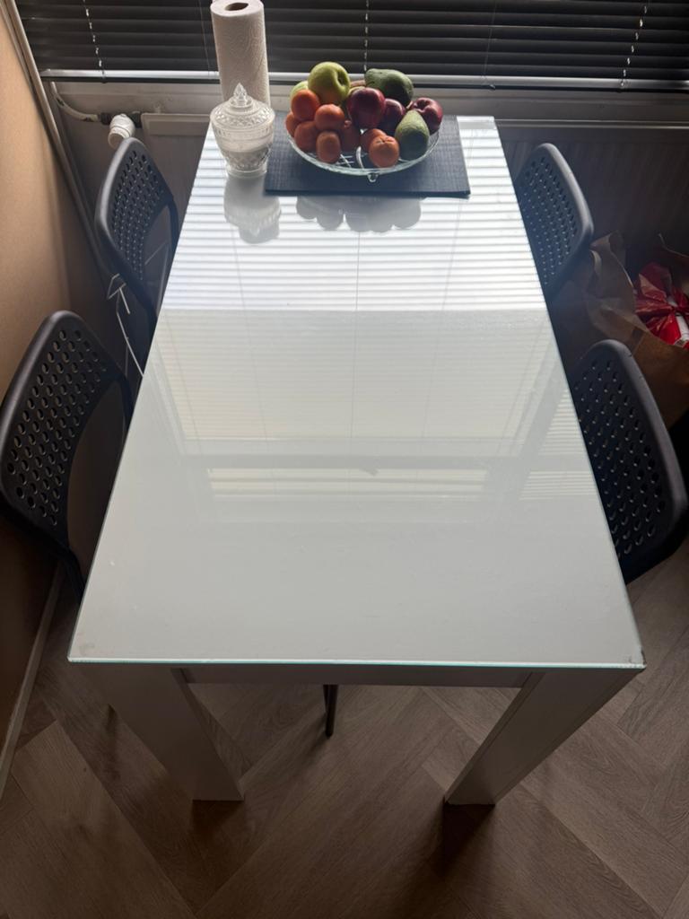 Witte tafel met glas, Gebruikt, 100 tot 150 cm, Glas, Rechthoekig