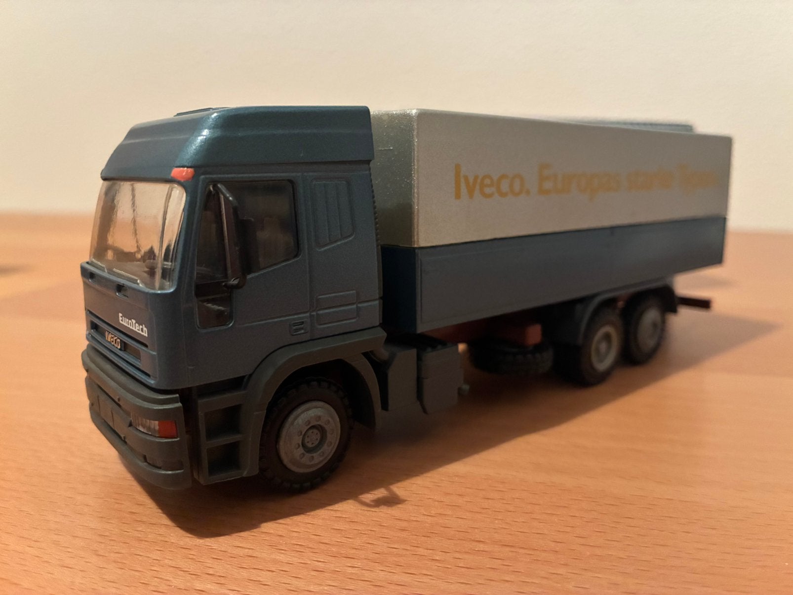 Conrad Iveco Eurotech 6x2 bakwagen, Hobby en Vrije tijd, Modelauto's | 1:50, Ophalen of Verzenden, Zo goed als nieuw, Bus of Vrachtwagen