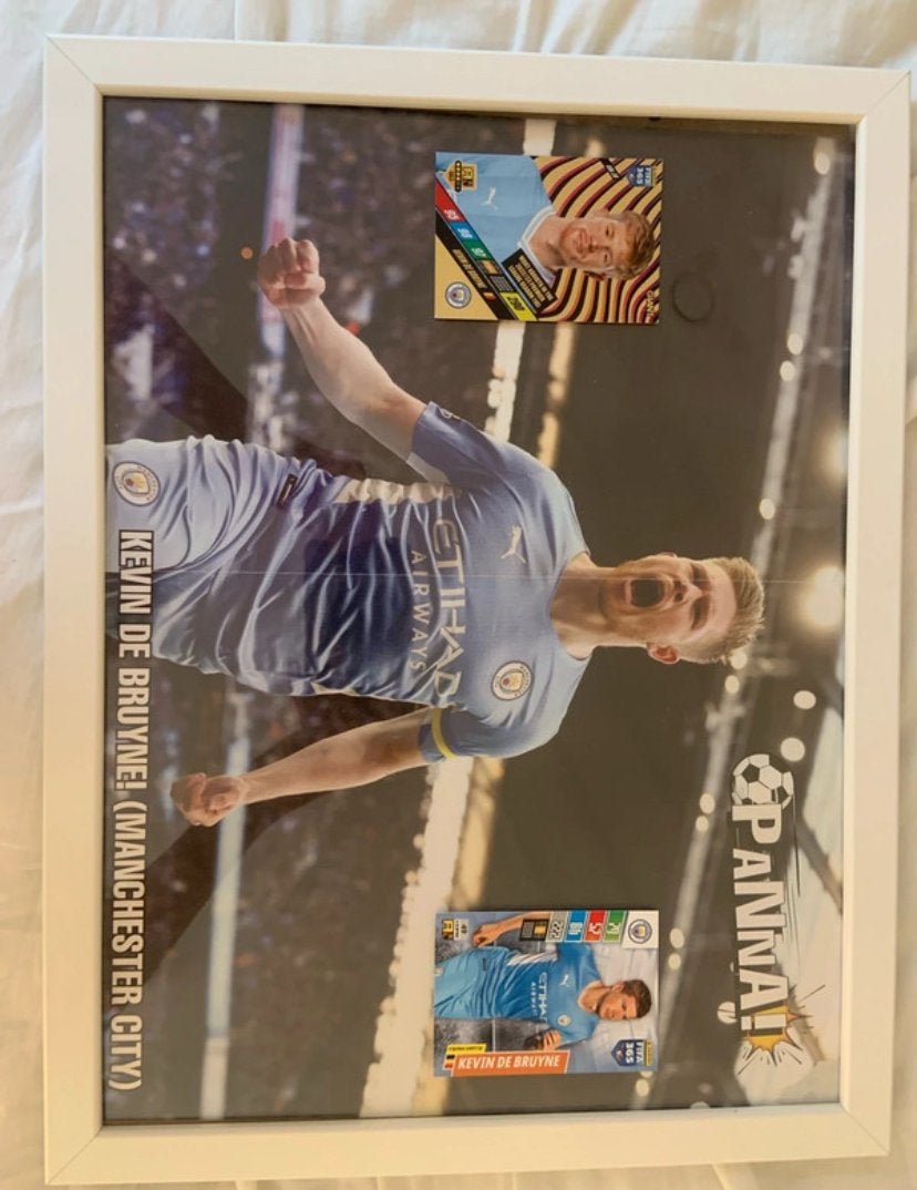 Kevin De Bruyne Manchester City ingelijste poster met kaarte, Ophalen of Verzenden, Zo goed als nieuw, Buitenlandse clubs, Poster, Plaatje of Sticker
