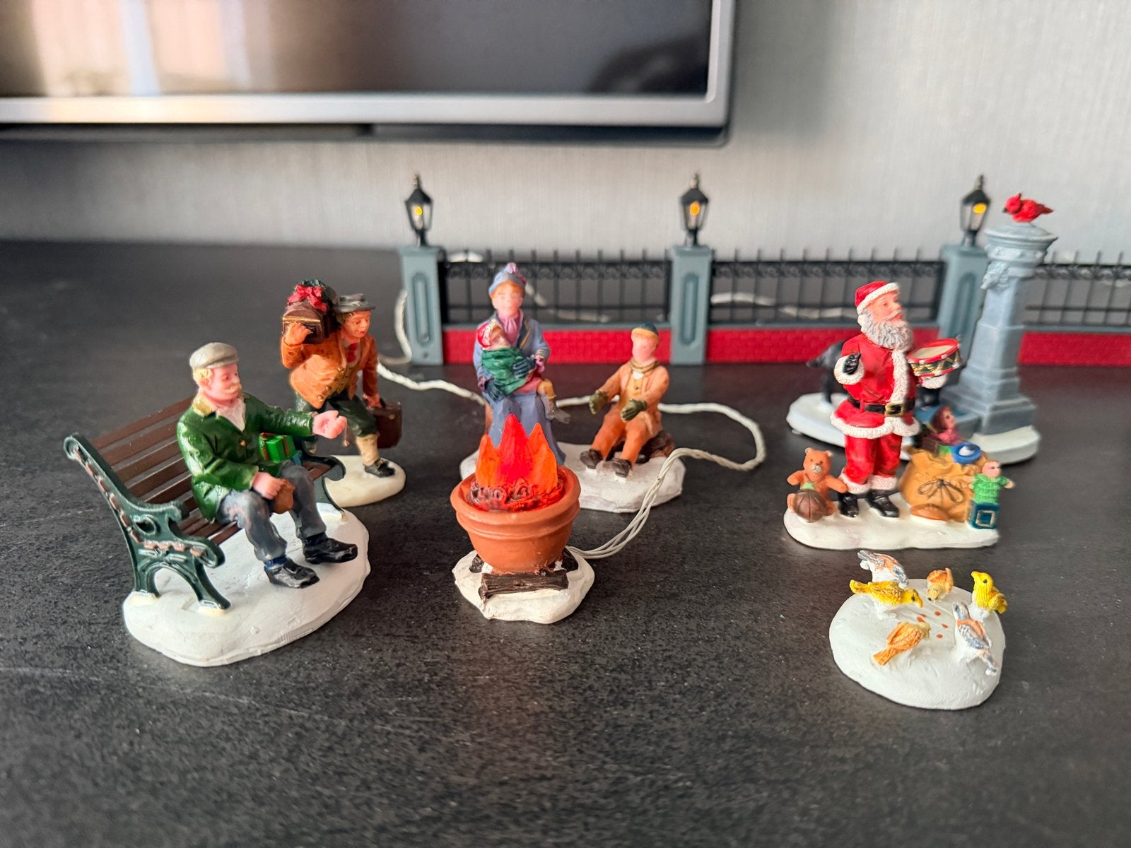 Lemax koets, hek en diverse figuren, Ophalen of Verzenden, Zo goed als nieuw
