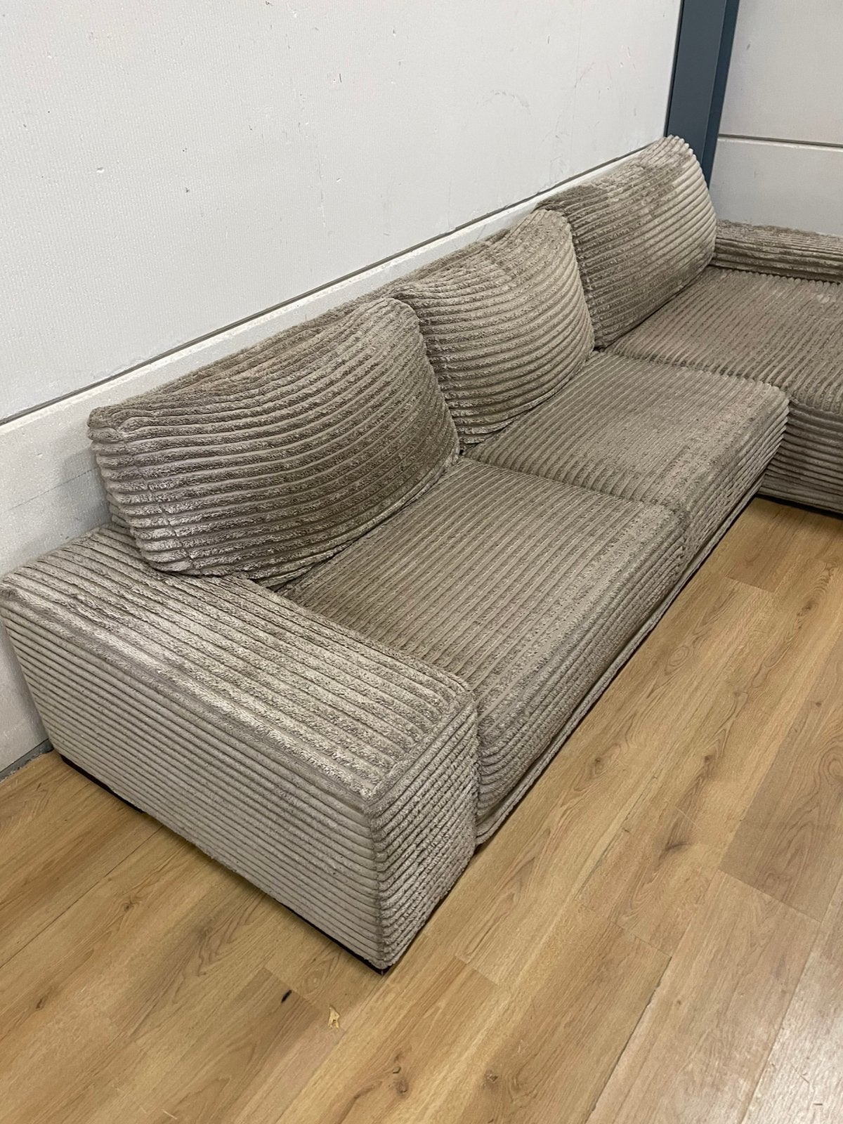Foto 3 van Mooie luxe grote beige ribstof hoekbank - GEREINIGD!!!