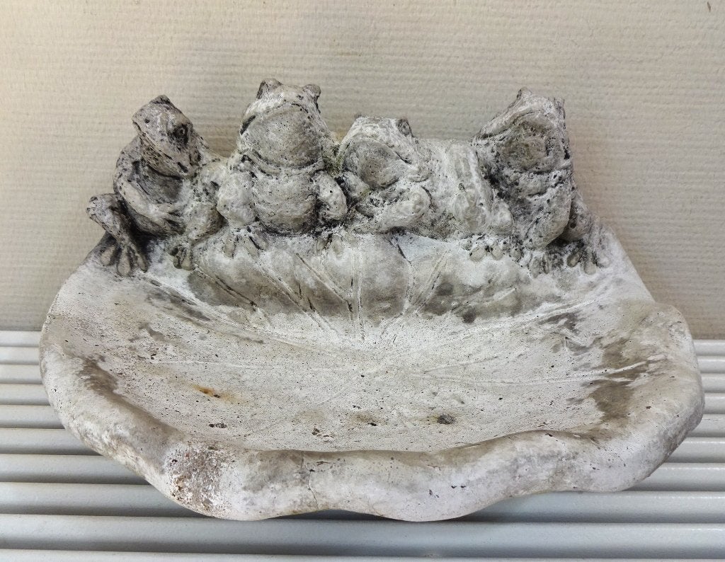 Vogelbadje / drinkbakje: kikkers op lelieblad. 26 cm, Ophalen of Verzenden, Gebruikt
