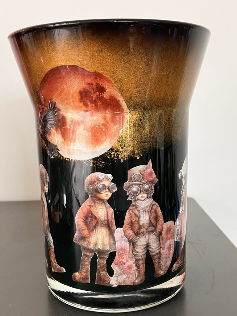 Glazen vaas met bizondere decoratie, Ophalen of Verzenden, Overige kleuren, Glas, Minder dan 50 cm