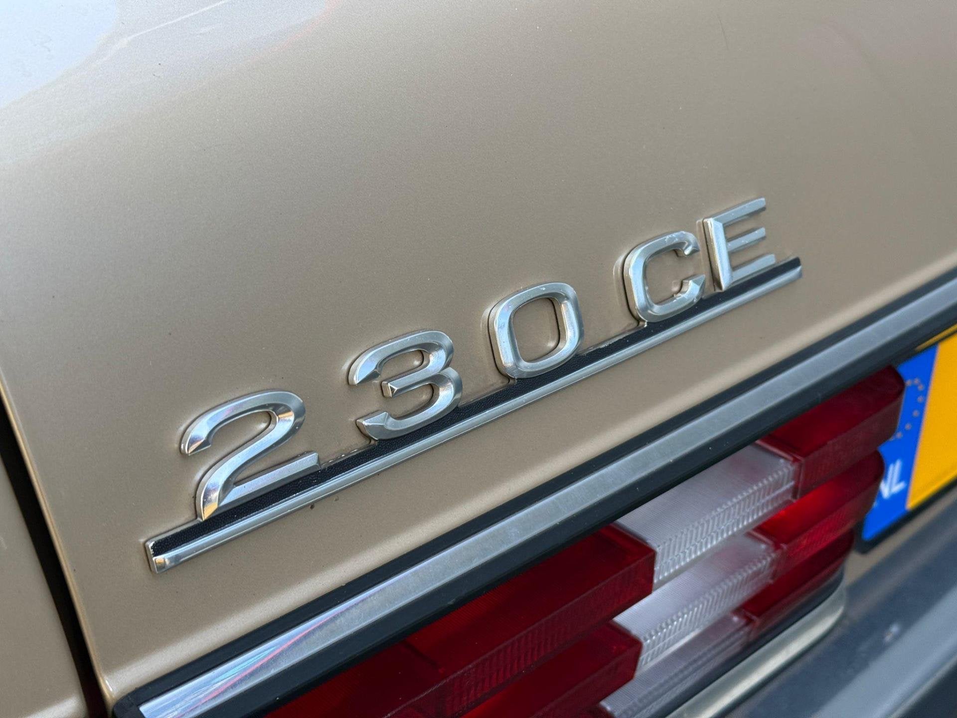 Mercedes-Benz 200-280 (W123) 230 CE, foto 8