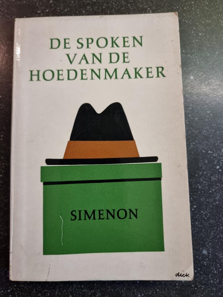 De Spoken van de Hoedenmaker - Simenon (Dick Bruna omslag), Boeken, Romans, Gelezen, Nederland, Ophalen of Verzenden
