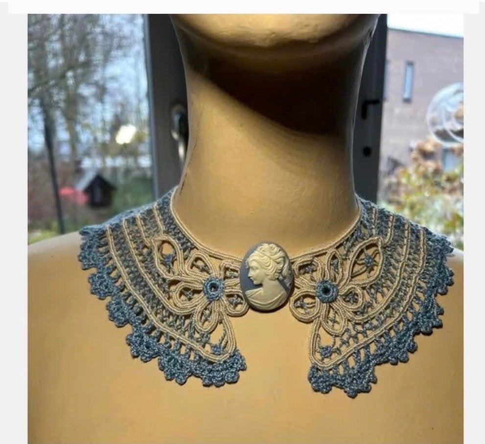 Korting Oude Antieke blauw witte kraag met gratis broche, Ophalen of Verzenden, Dames