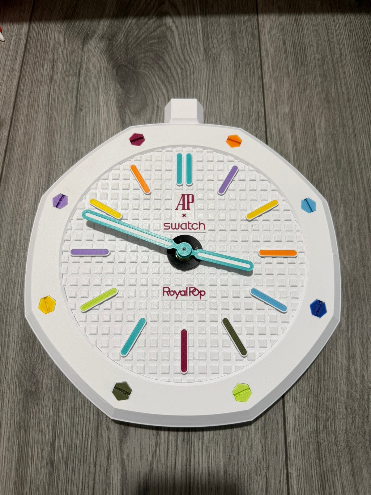 Swatch AP Wandklok Royal Pop “Huit Blanc” incl verzending, Huis en Inrichting, Verzenden, Nieuw, Wandklok