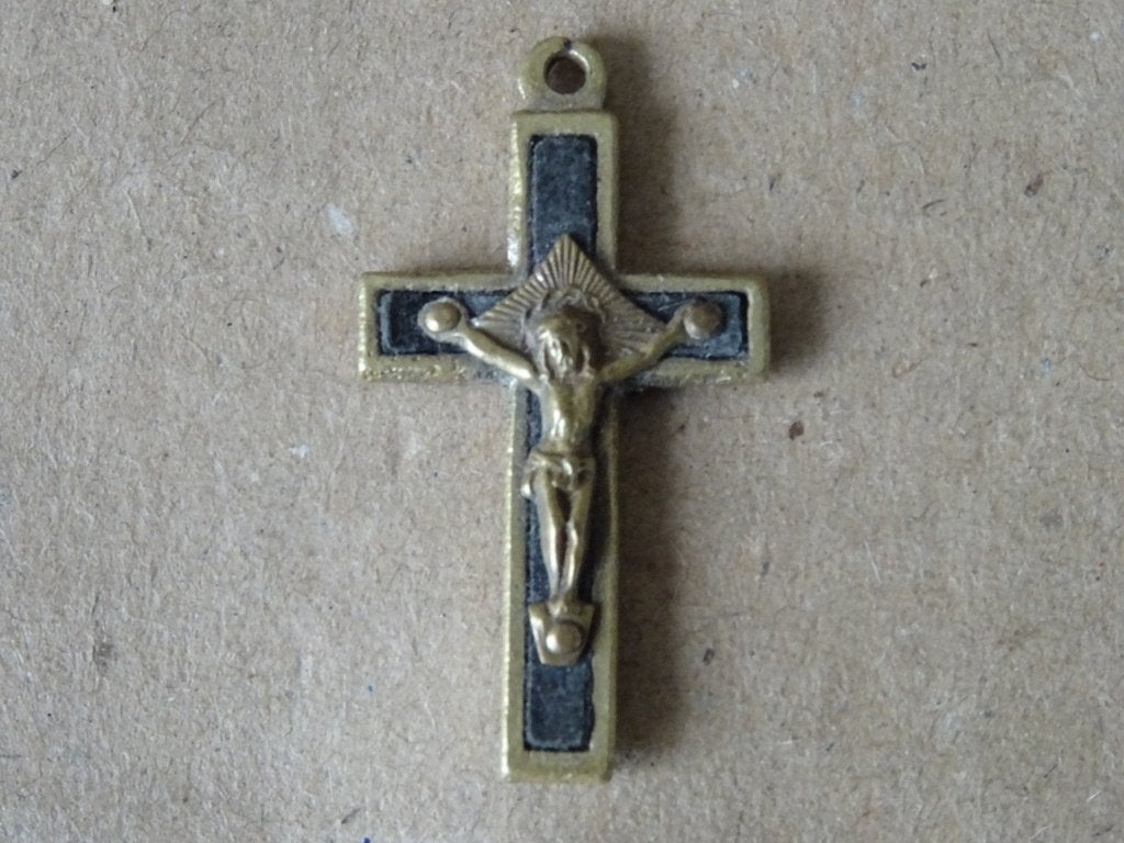 Antiek kruisje kruisbeeld medaillon ingelegd hout 9eu p stuk, Ophalen of Verzenden