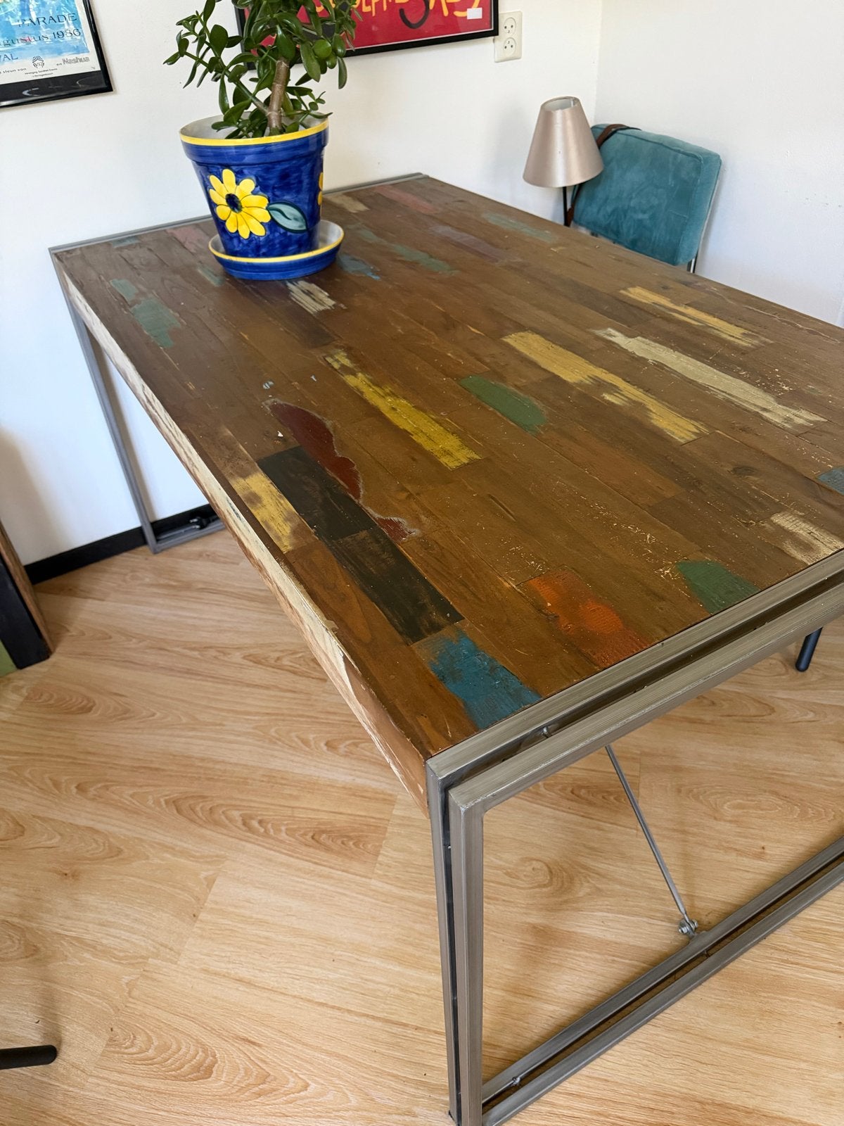 Unieke eettafel met gerecycled houten blad en metalen frame, Huis en Inrichting, Tafels | Eettafels, Ophalen, Gebruikt, 50 tot 100 cm