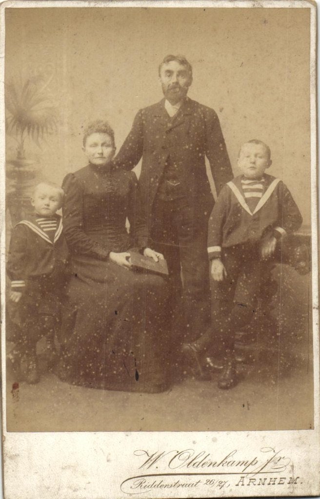 Kabinet Foto - W. Oldenkamp -Arnhem - Gezin 4 pers., Gebruikt, Foto, Klederdracht, Ophalen of Verzenden