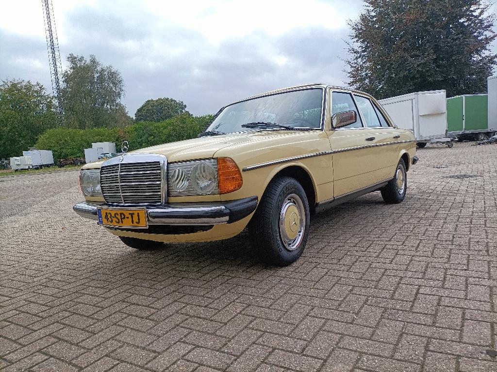 Mercedes w123 2.0 200 D AUT 1978 Geel(voorzien van 240D), Auto's, Automaat, Stof, Zwart, Diesel