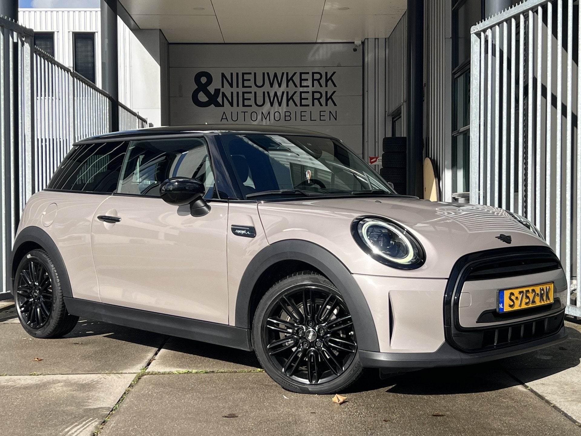 MINI 3-deurs 1.5 Cooper Camden Go Edition | AUTOMAAT | LEDER, Auto's, 136 pk, Gebruikt, Met garantie (alle), 4 stoelen