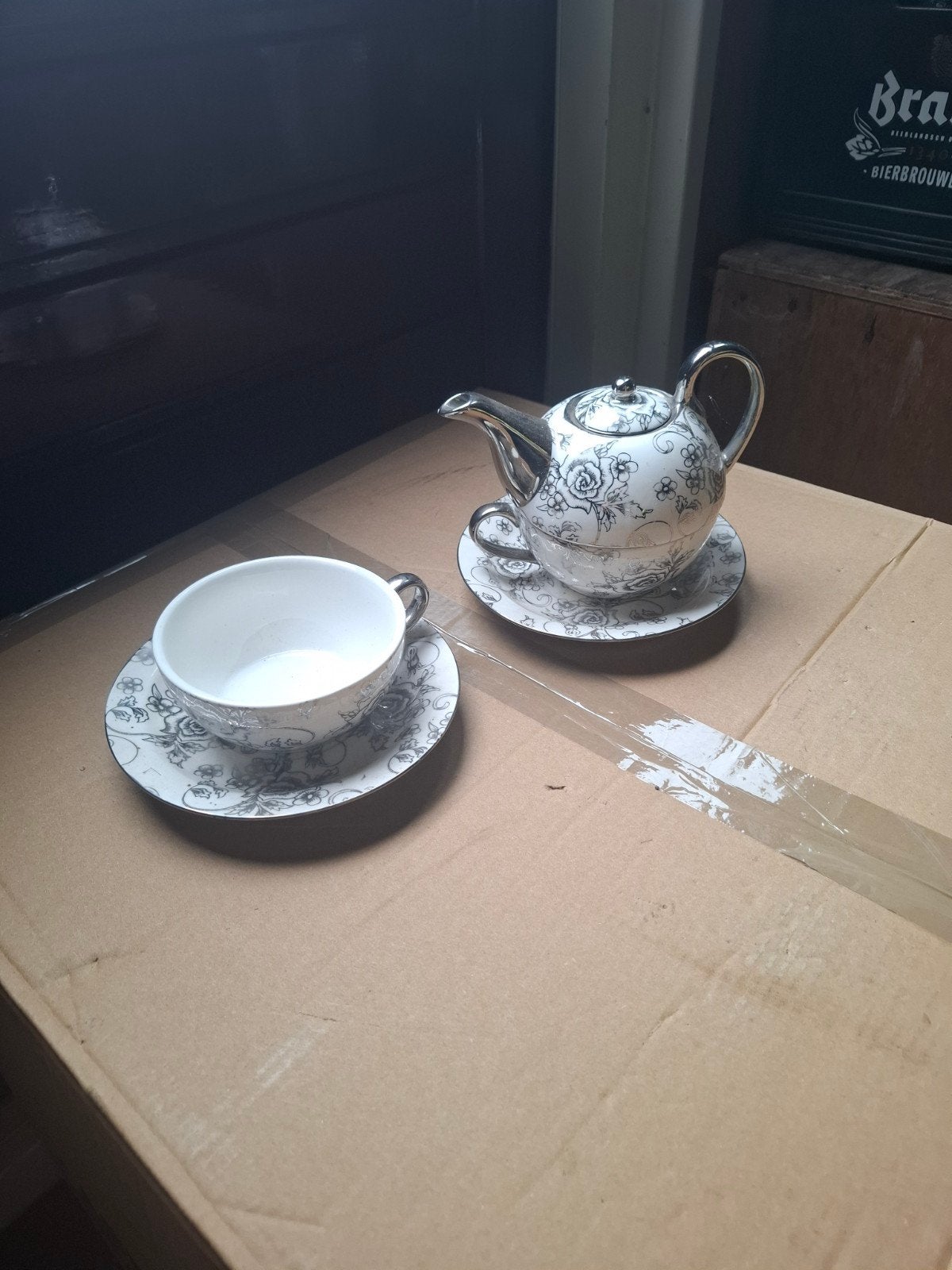 theepot met bijpassende kop en schotel, Keramiek, Ophalen of Verzenden, Zo goed als nieuw, Overige stijlen