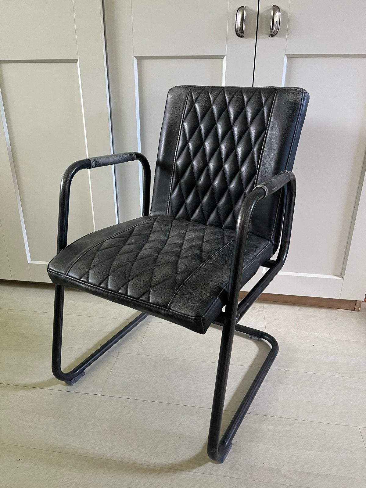 2 Zwarte eetkamerstoelen met armleuningen, Huis en Inrichting, Ophalen, Gebruikt, Zwart, Twee