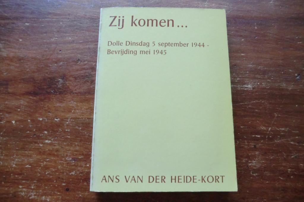 boek - Zij komen... - Ans van der Heide-Kort / Dolle Dinsdag, Ophalen of Verzenden, Tweede Wereldoorlog, Gelezen, Overige onderwerpen