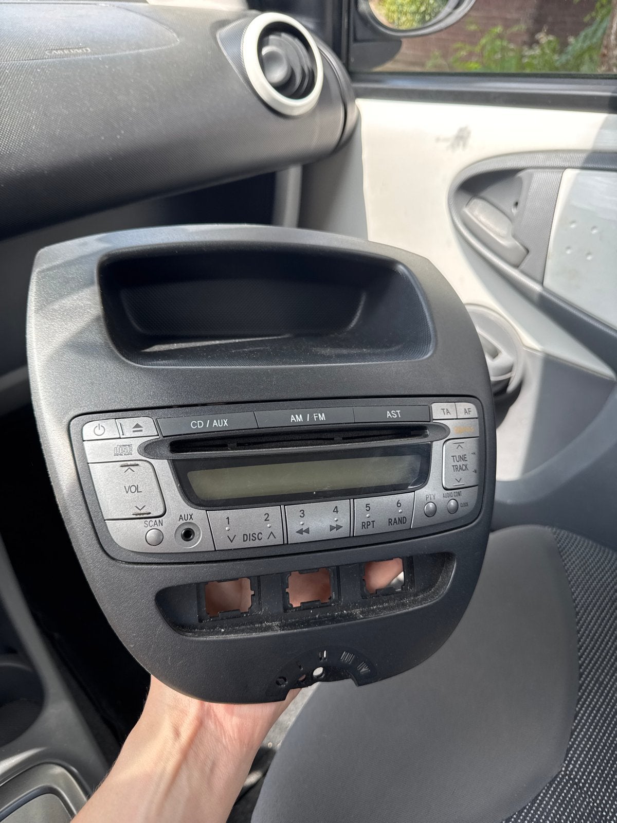 Originele Autoradio CD/AUX Toyota Aygo / Peugeot 107 / C1, Auto diversen, Autoradio's, Ophalen, Gebruikt