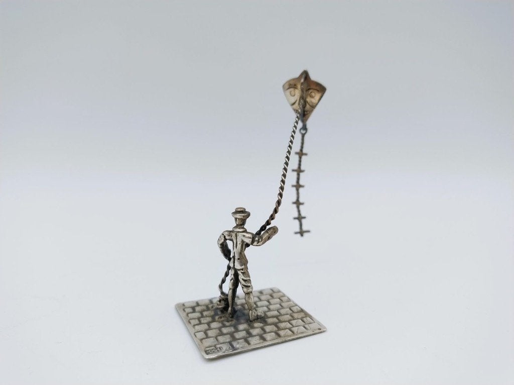 Zilveren miniatuur, man met vlieger, Lesener Amsterdam B.V.