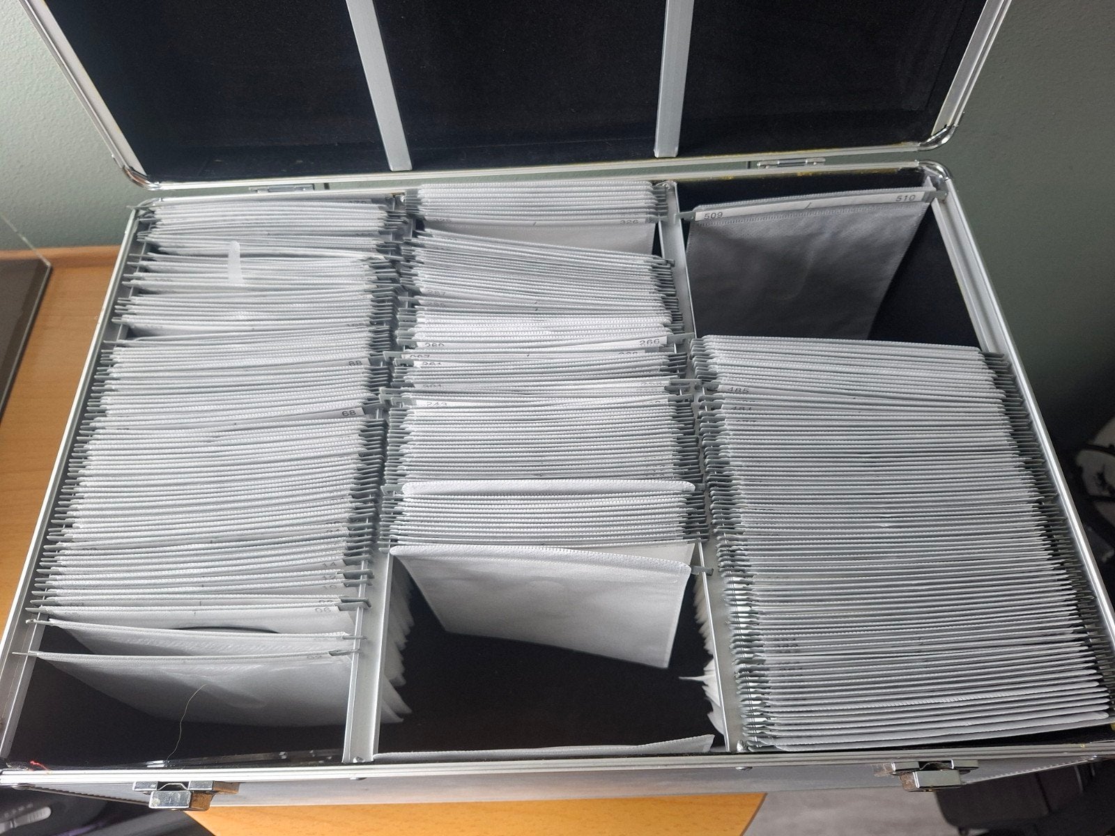 cd kist met 510 hoesjes , kan aan beide kanten te gebruiken, Ophalen of Verzenden, Hout, Cd's