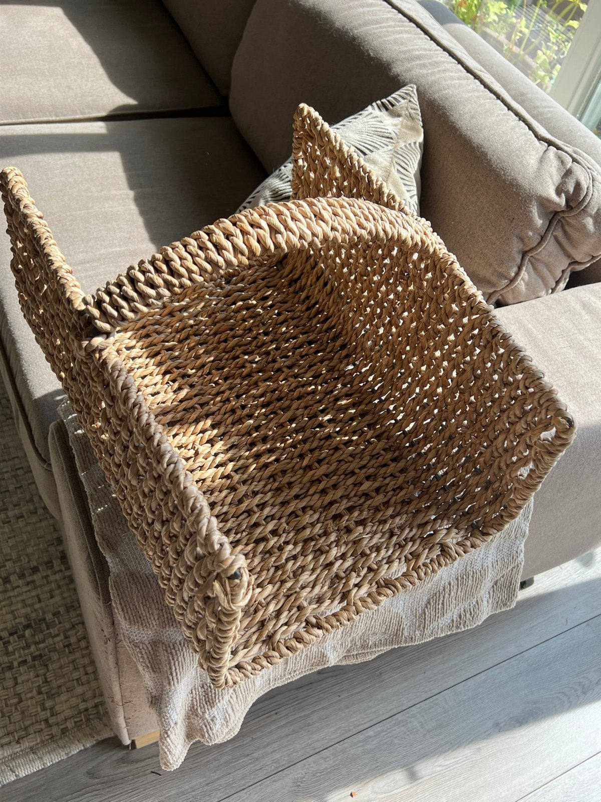 Gevlochten rieten mand met handvat, Huis en Inrichting, Woonaccessoires | Schalen en Manden, Ophalen, Gebruikt, Gevlochten, Mand
