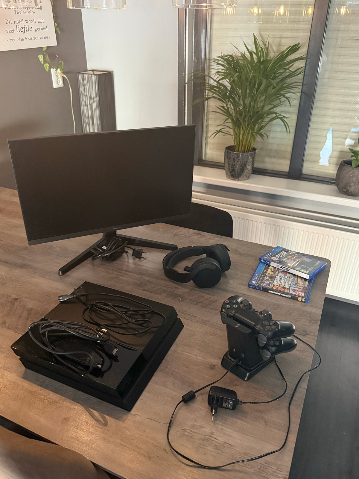PlayStation 4 Slim met monitor, controllers en games, Ophalen, Met 2 controllers, Slim, 500 GB