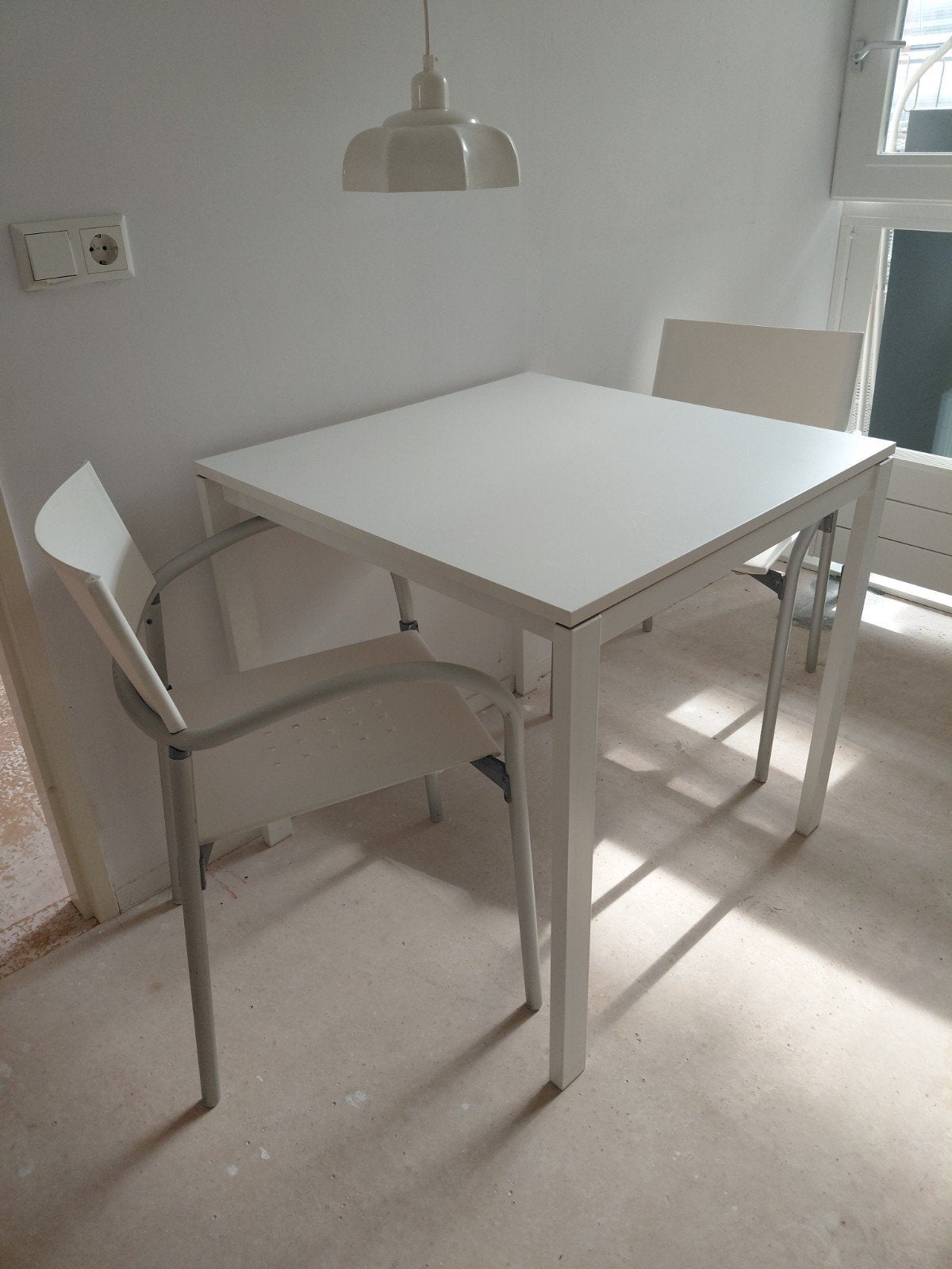 Witte eettafel met 2 stoelen - 75x75 cm, Ophalen, Gebruikt, 50 tot 100 cm, Vierkant