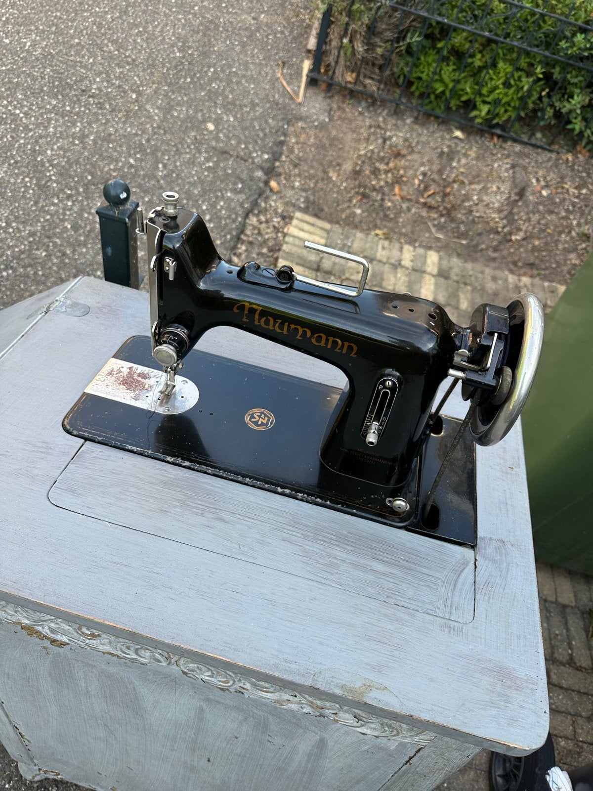 Antieke Naumann naaimachine met houten onderstel, Ophalen