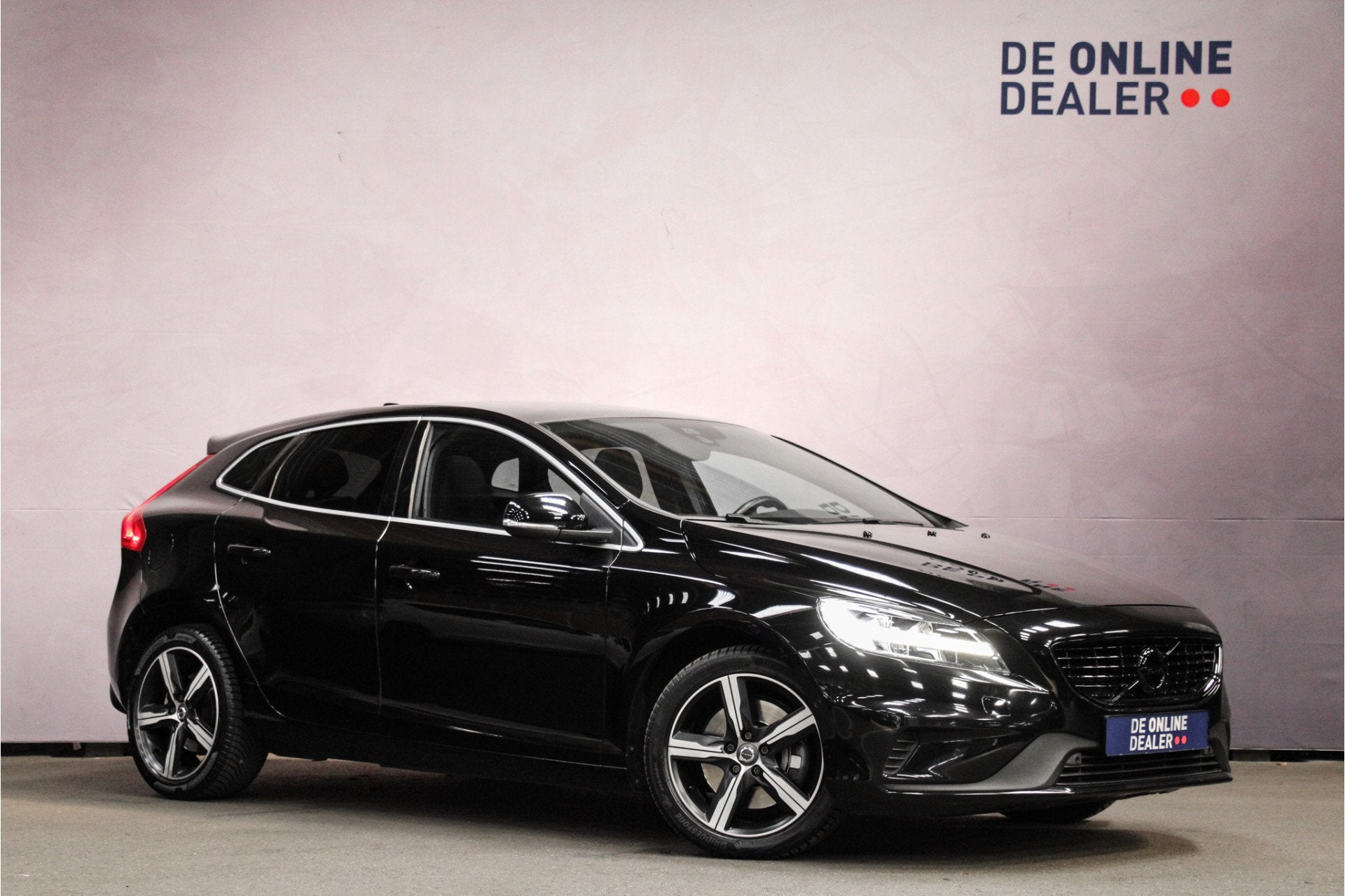 Volvo V40 1.5 T3 R-Design Polar+ Sport |Pano|LED|Camera|H&K|, Euro 6, 4 cilinders, 700 kg, Automatische klimaatregeling
