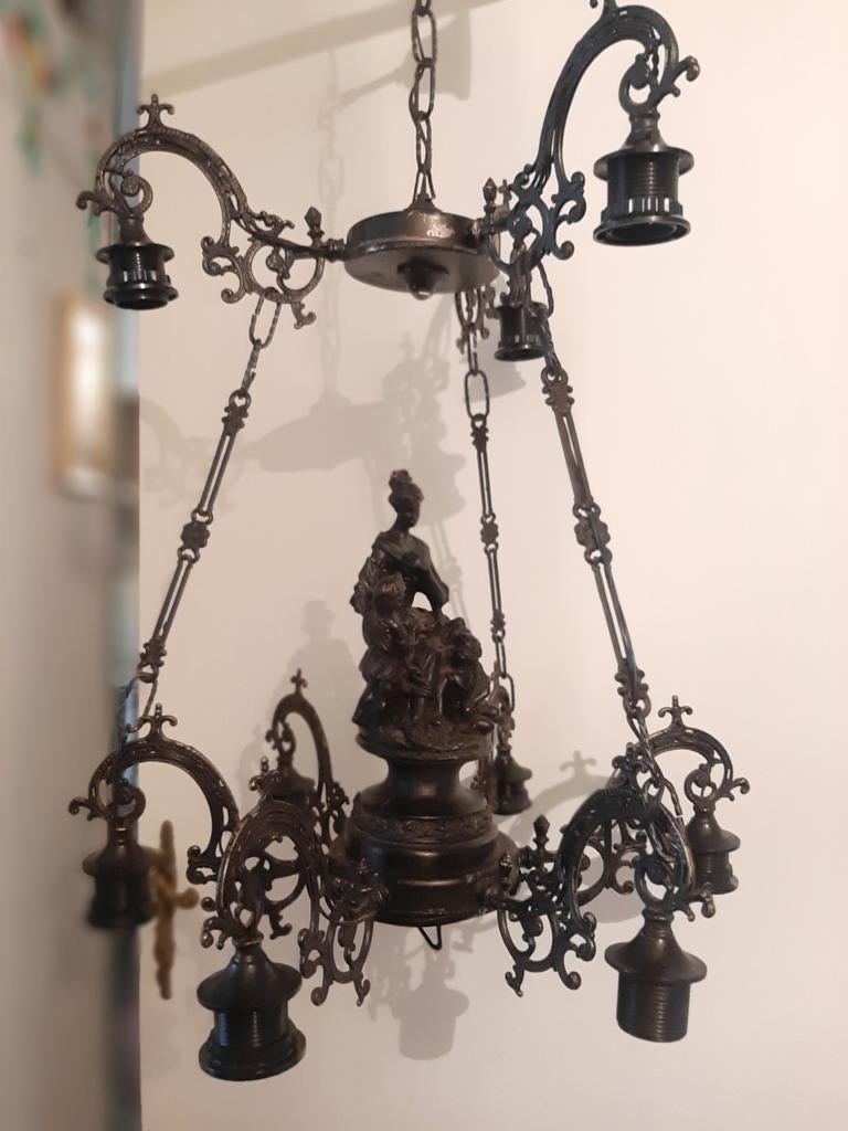 Gotische Zware Metalen Kroonluchter met Beeldje, Huis en Inrichting, Lampen | Kroonluchters, Ophalen of Verzenden, Gebruikt, Metaal