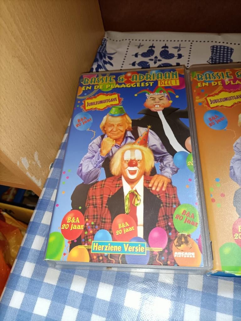 Bassie en Adriaan vhs De Plaaggeest deel 1 en 2 videoband, Cd's en Dvd's, VHS | Kinderen en Jeugd, Alle leeftijden, Kinderprogramma's en -films