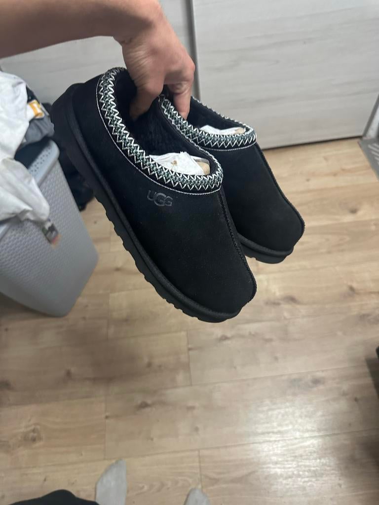 UGG Tasman pantoffels zwart - Zo goed als nieuw, Zwart, Ophalen of Verzenden, Zo goed als nieuw, Pantoffels of Sloffen