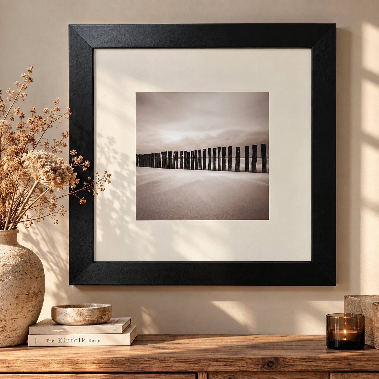 Grote ingelijste strandfoto 58x58 cm – zwarte lijst, Huis en Inrichting, Ophalen, Zo goed als nieuw, Grijs