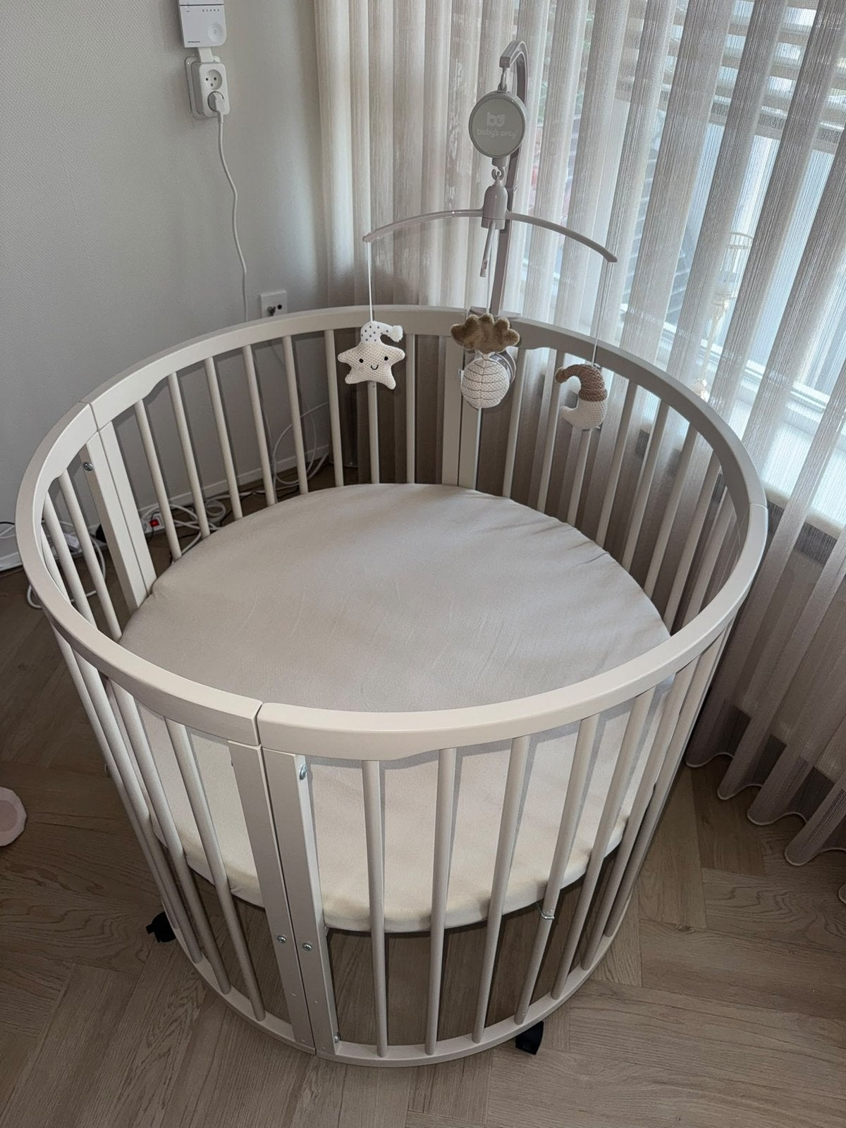 Mooie beige ronde box met matras en muziekmobiel, Ophalen, Zo goed als nieuw, Rond, Wieltjes
