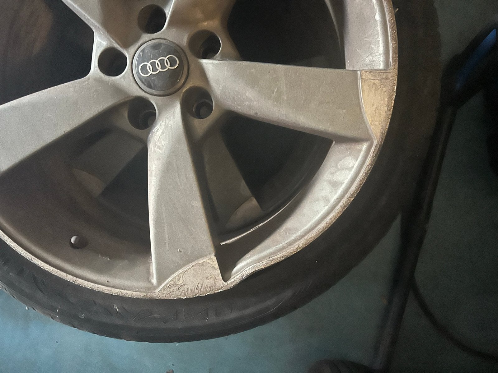 Audi A4 Rotor velgen met banden (2 banden en 1 velg defect), Auto-onderdelen, Banden en Velgen, 18 inch, Gebruikt, Banden en Velgen